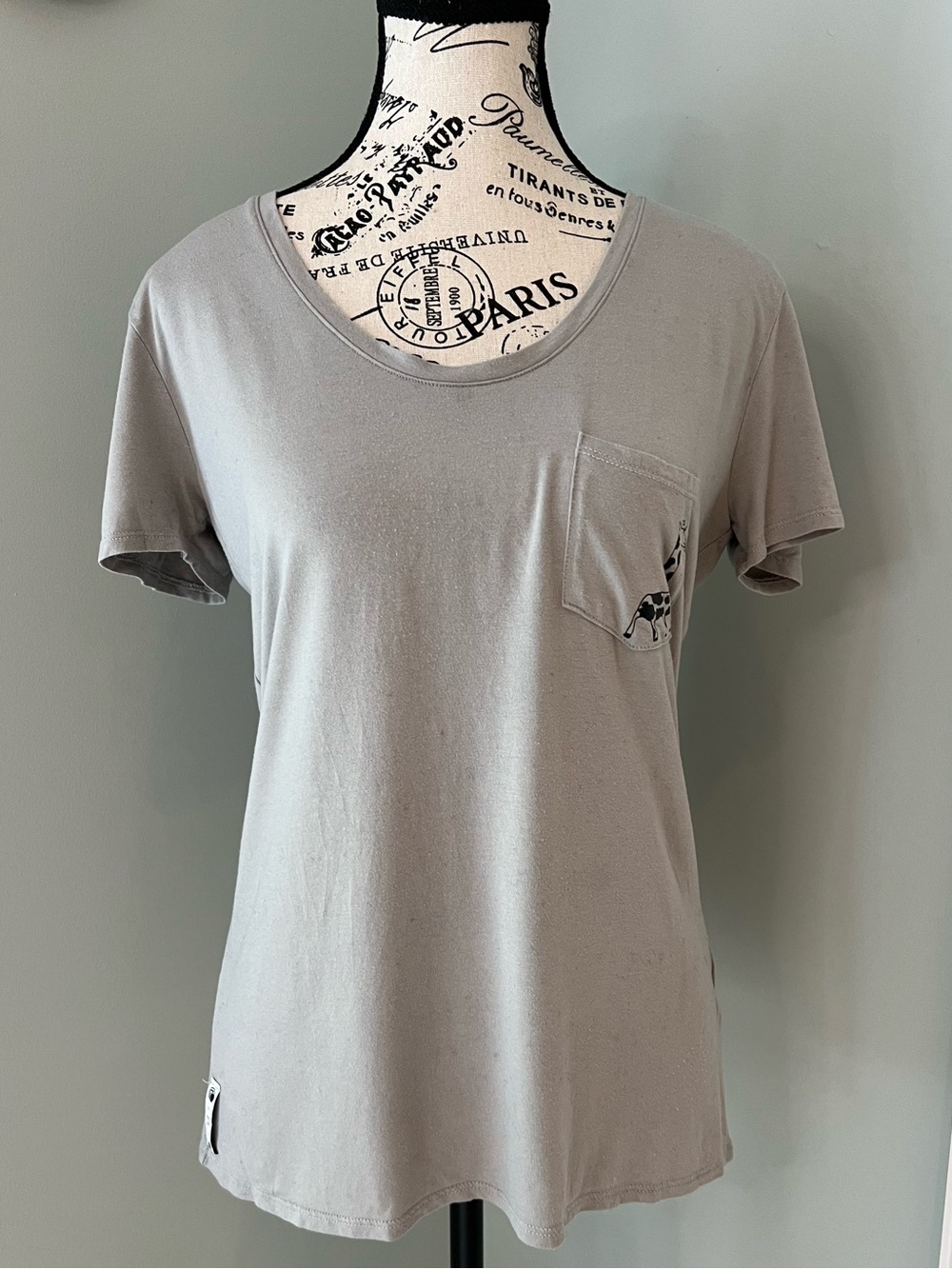 Umano light grey crew neck pocket t-shirt | SZ M | Giraffe | Great Condition